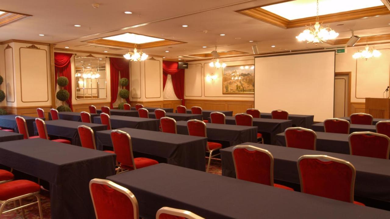 Kochi Palace Hotel Bagian luar foto
